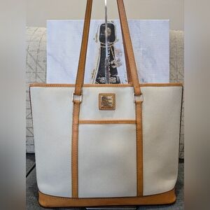 Dooney & Bourke Lexington Cream Leather Tote Bag/ Shopper.